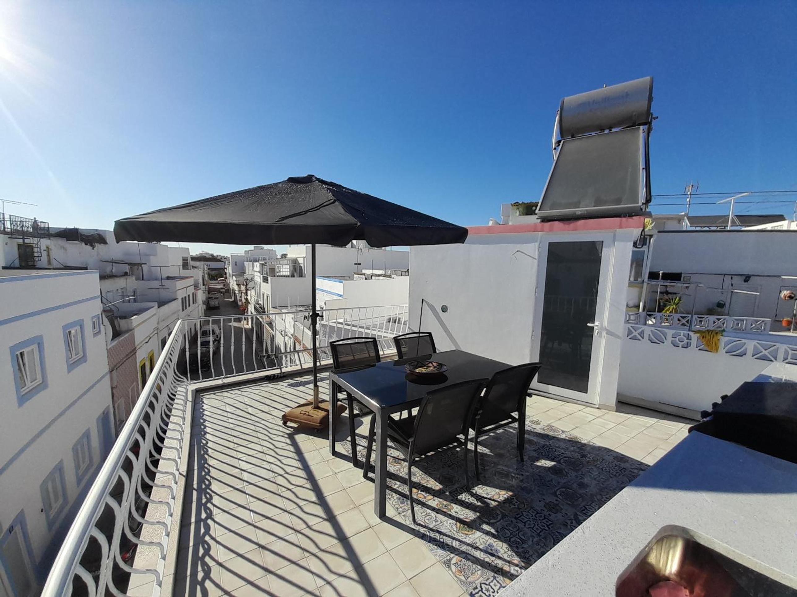 Casa Rosa Rooftop Terrace BBQ Walk to Marina view 4