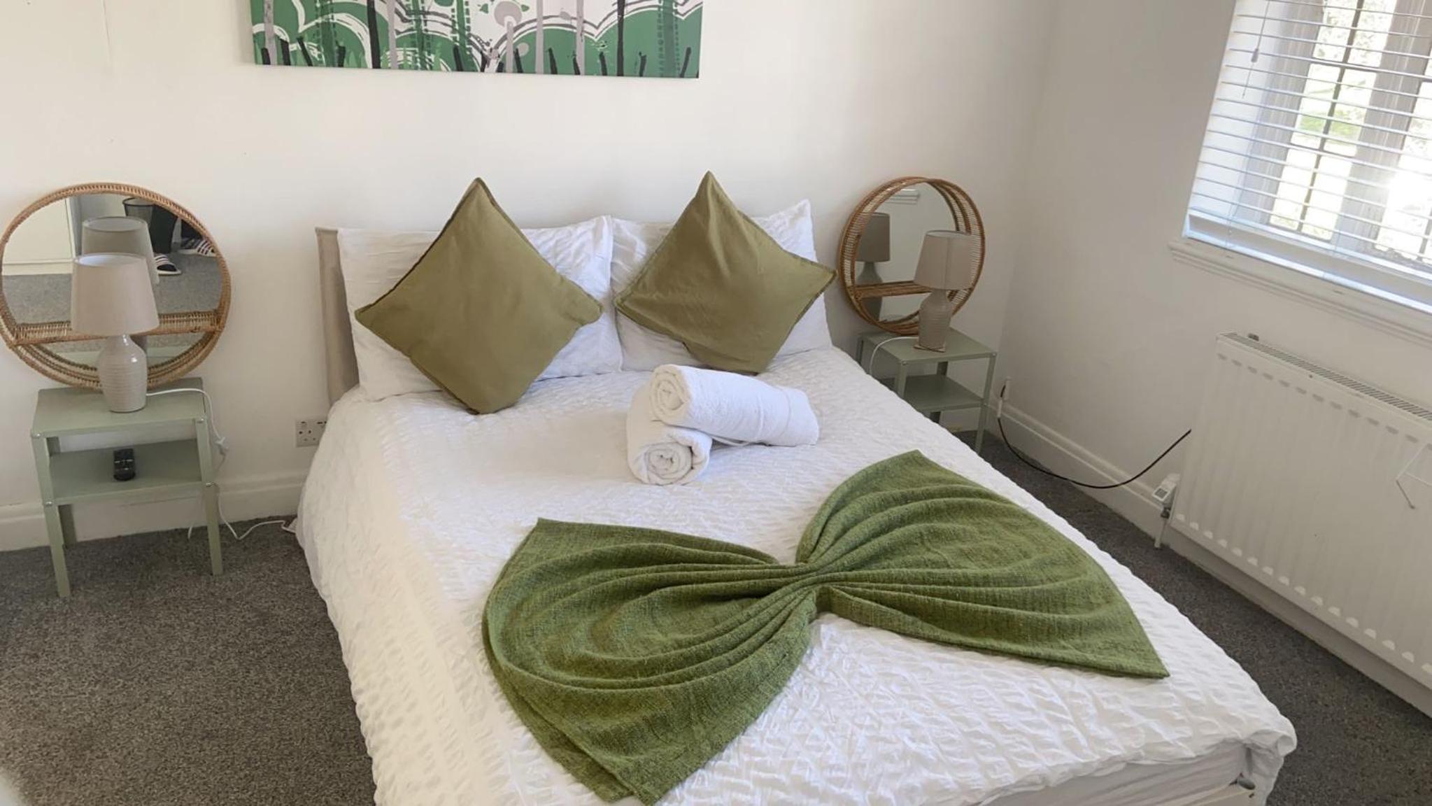 Great 5-Bedroom House in Thornton Road sleeps 14+