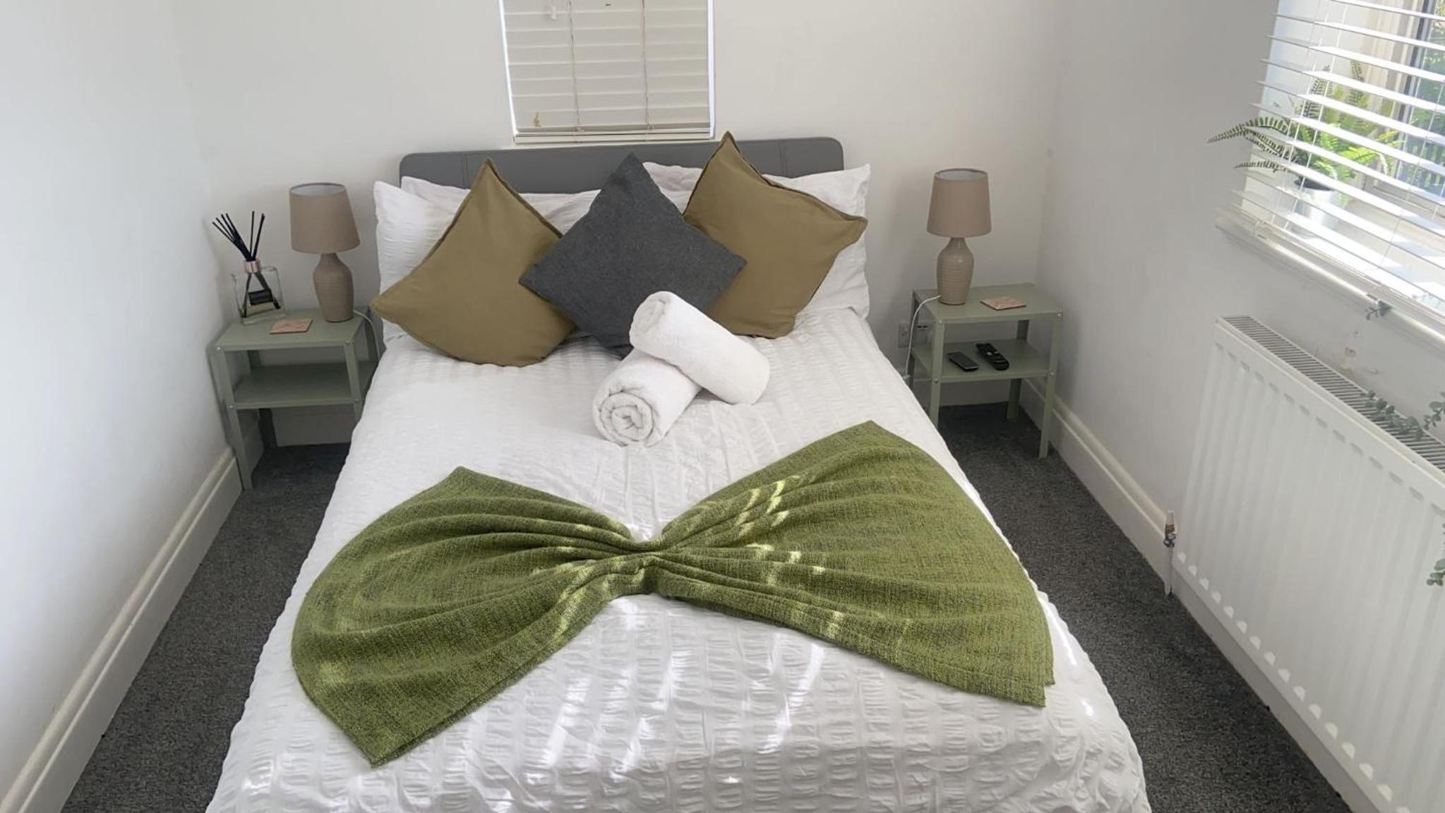 Great 5-Bedroom House in Thornton Road sleeps 14+