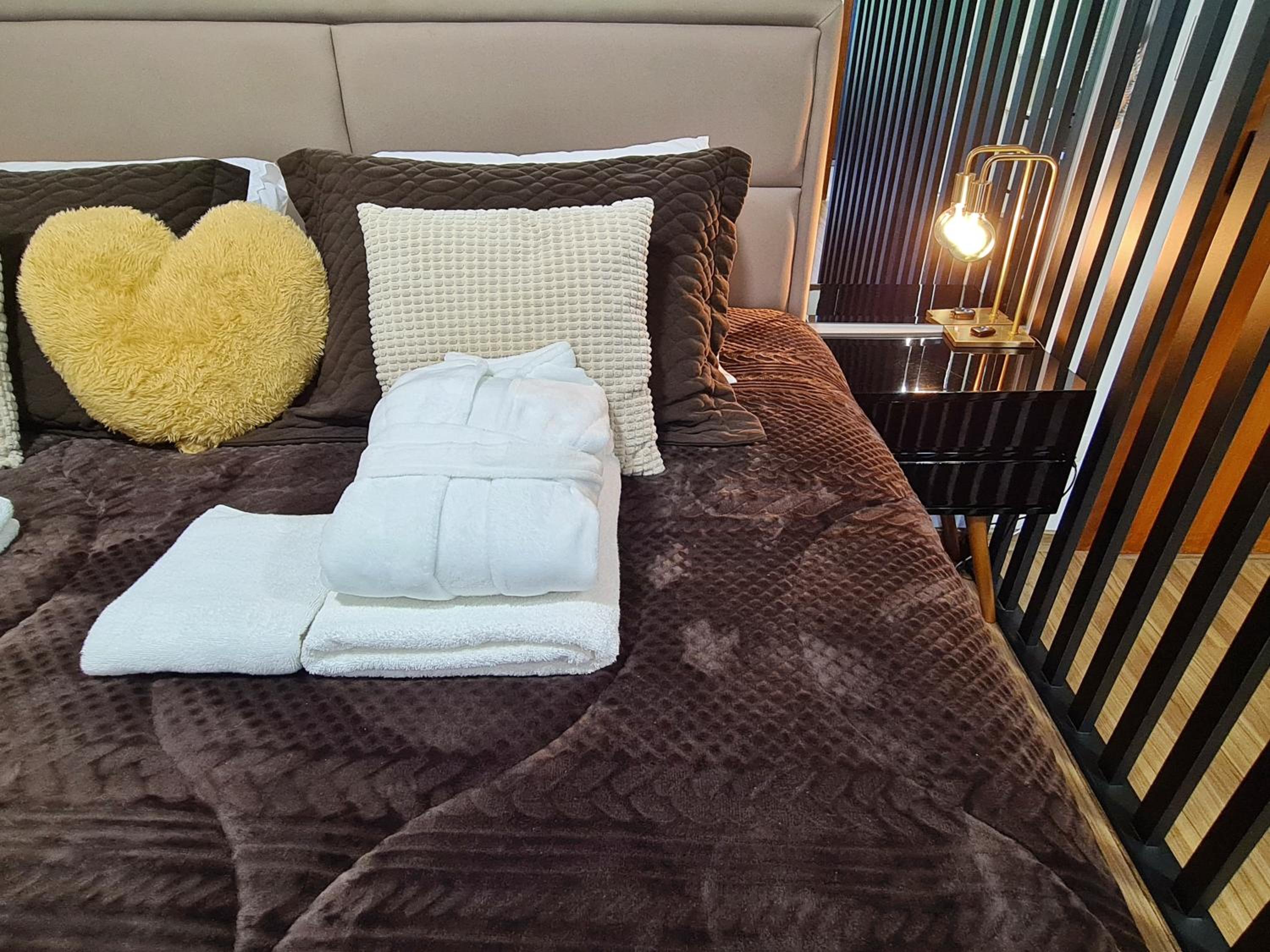 Loft Cama King 3 min do centrinho by HospedaHost