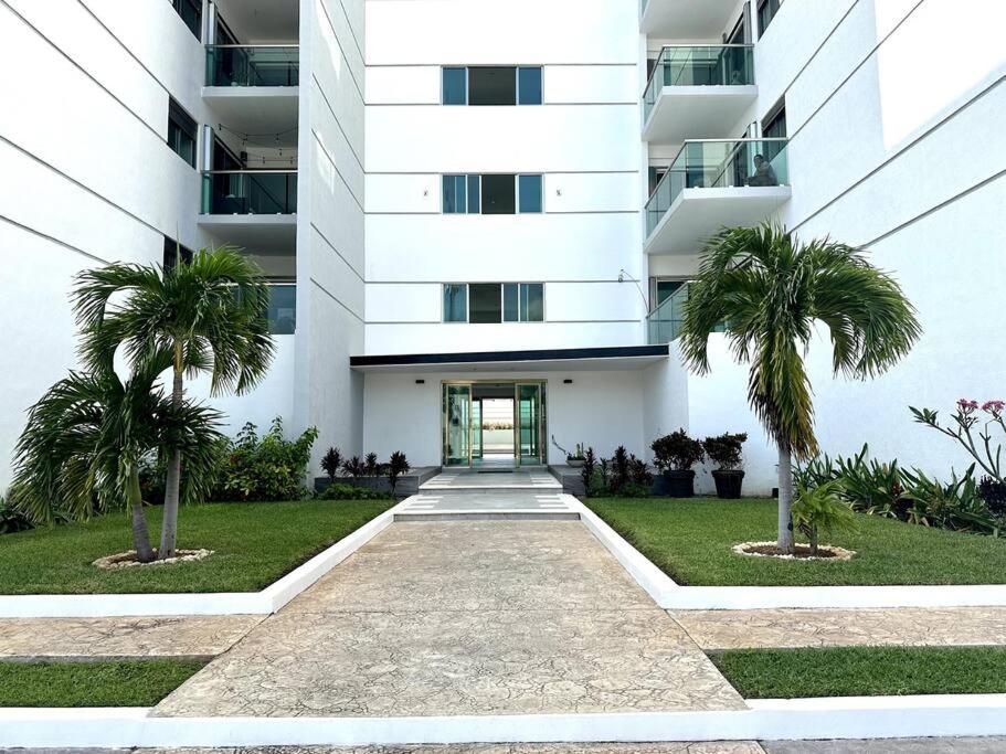 3BR Beautiful Condo with Pool Gym & Great Location