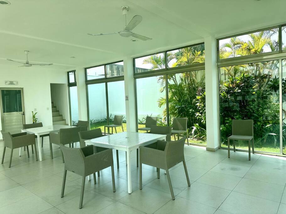 3BR Beautiful Condo with Pool Gym & Great Location