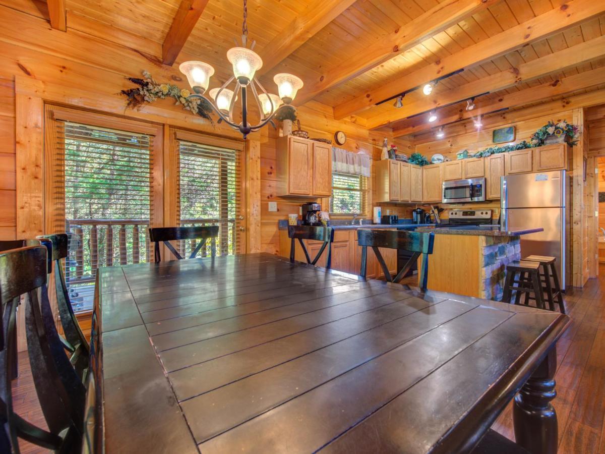 Moonlight Theater Lodge, 3 Bedrooms, Hot Tub, Pool, Sleeps 14 view 5