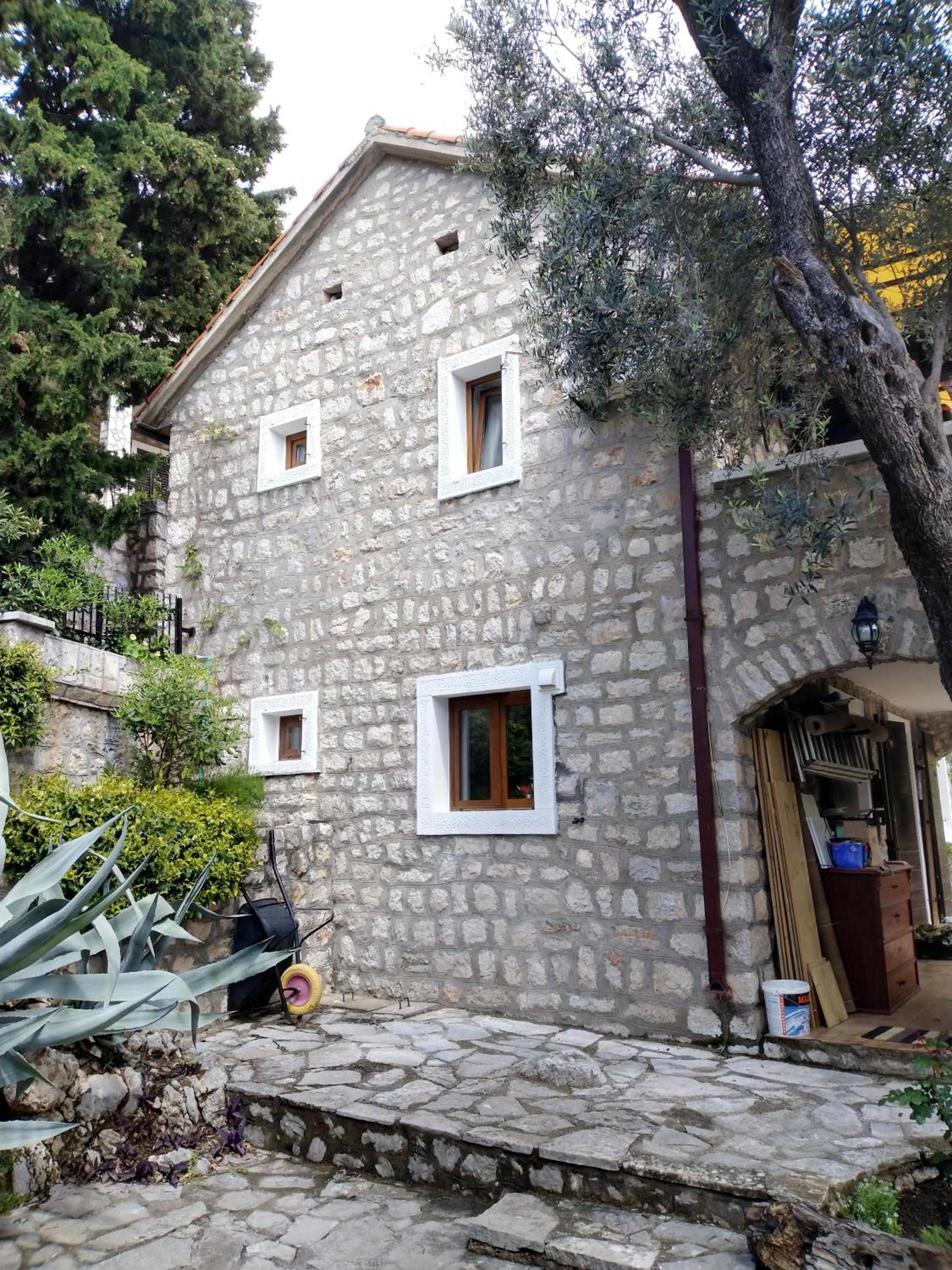 Villa Golda, The whole house Biker Friendly view 2