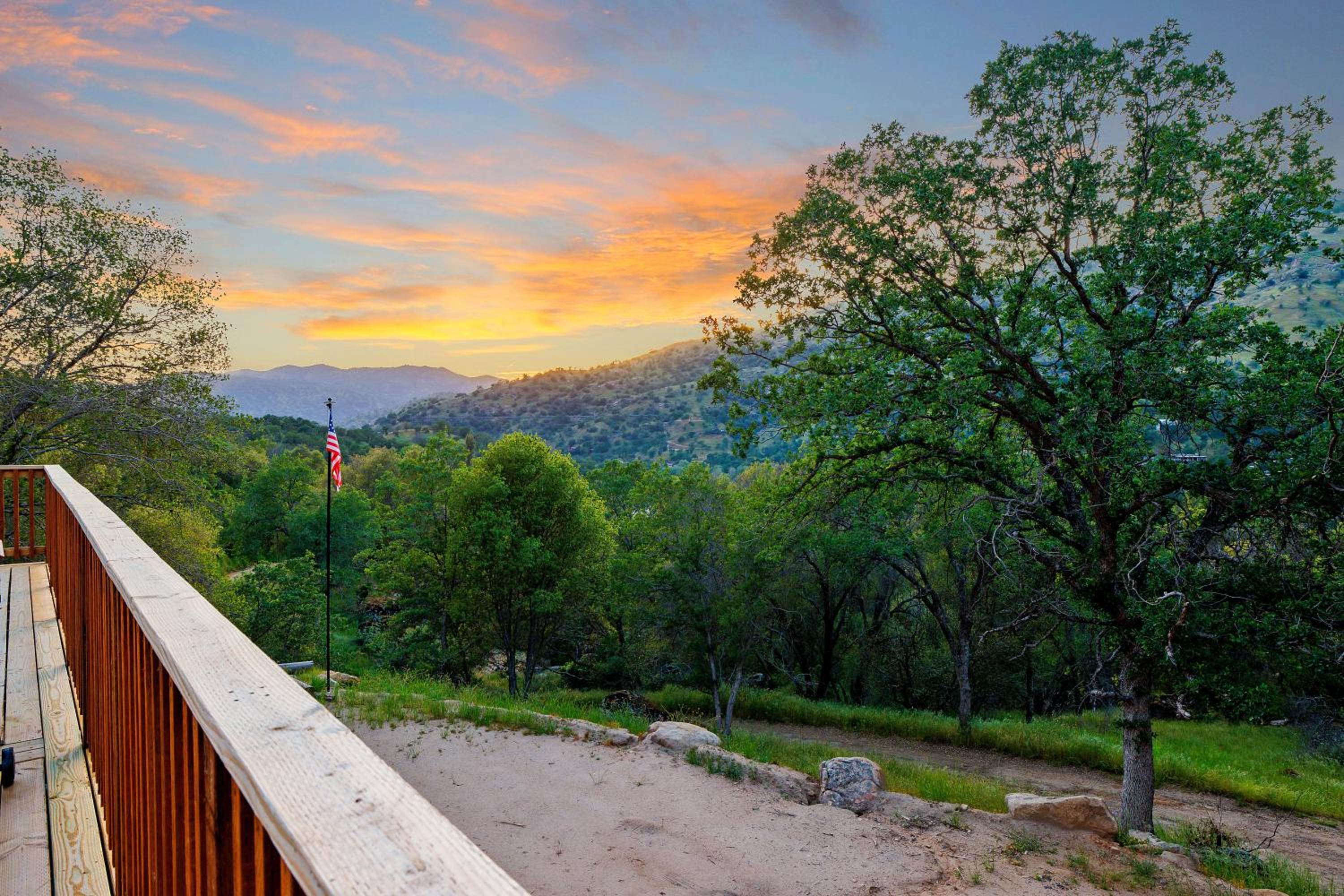 Casita 3 Rios Secluded Mountain Top Home Minutes to Sequoias & Kings Canyon view 4