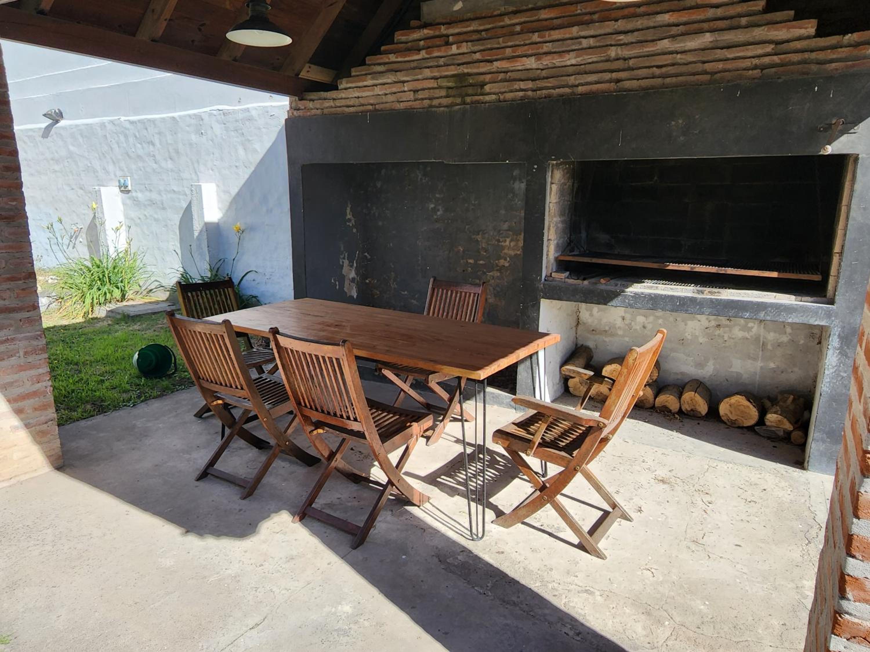 Casa familiar con patio y parrilla