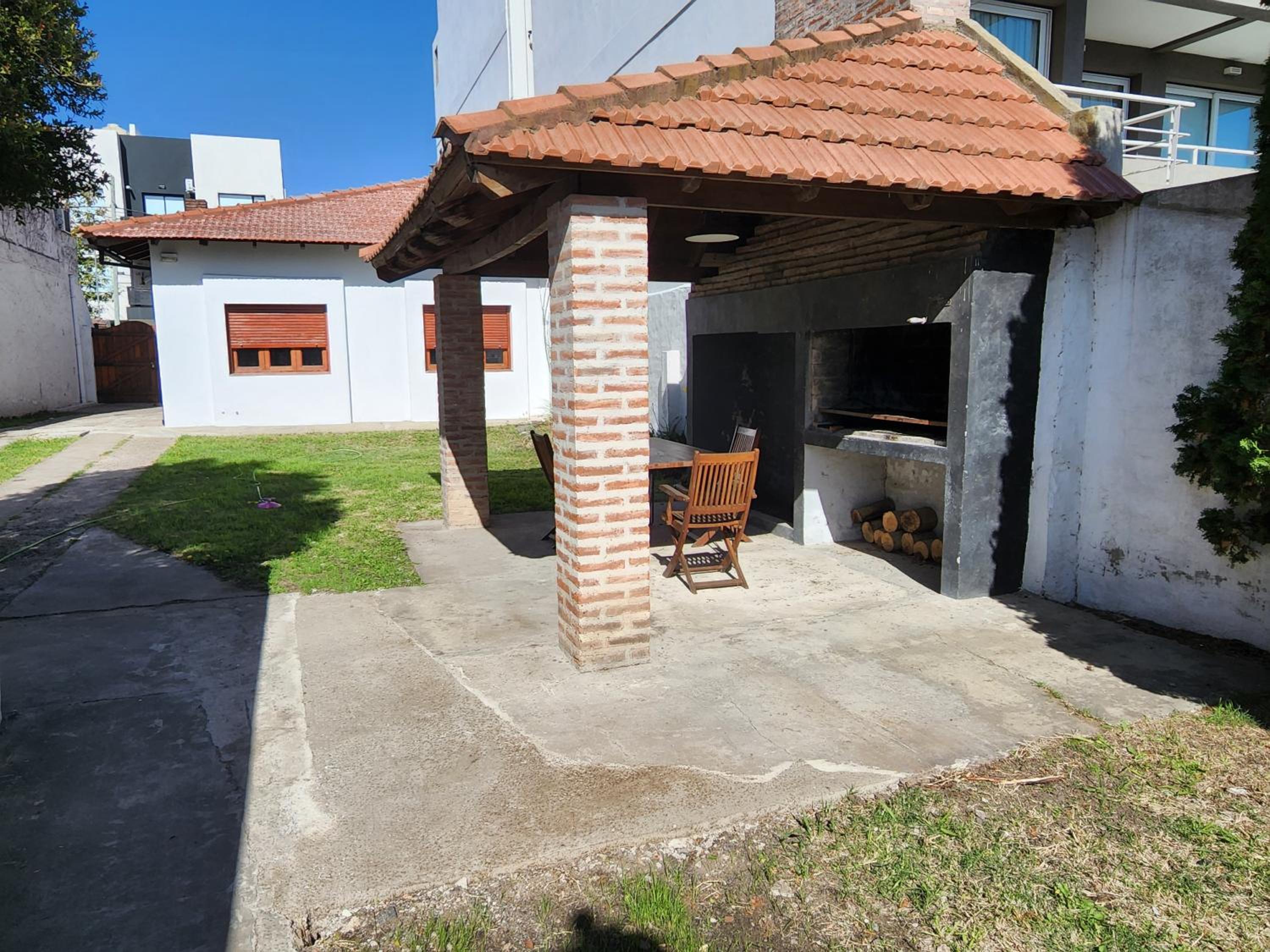 Casa familiar con patio y parrilla