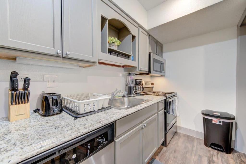Lux Suite /King Bed /Free parking/Pool/First floor view 2