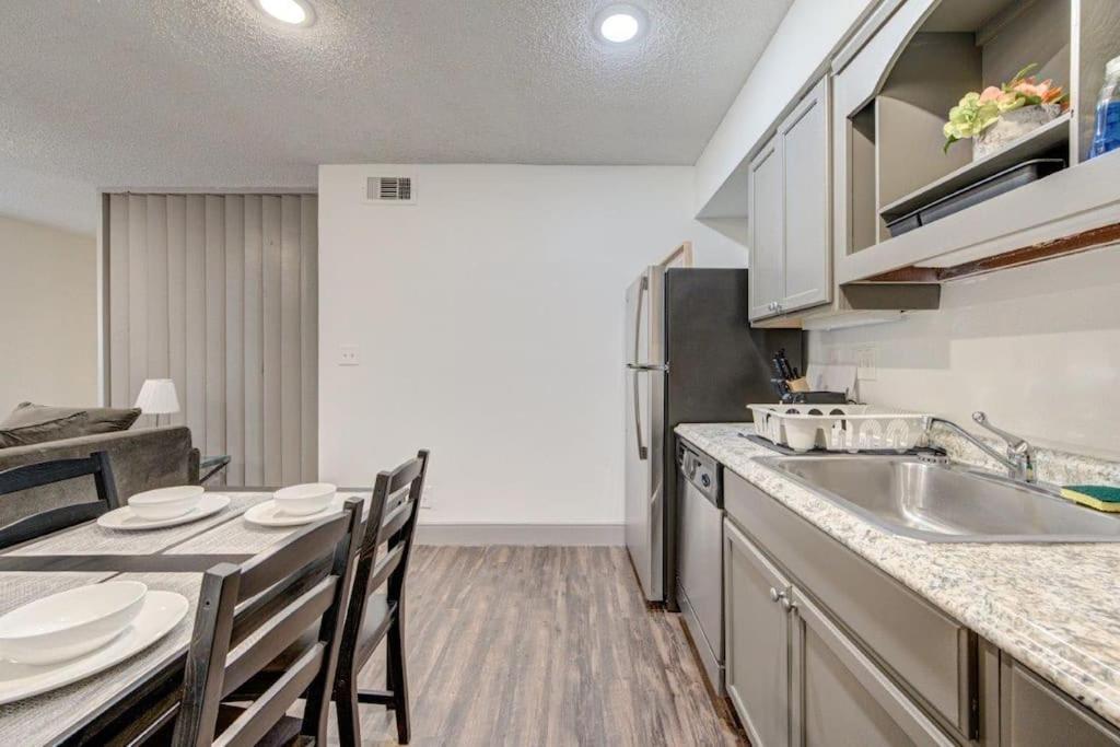 Lux Suite /King Bed /Free parking/Pool/First floor view 3