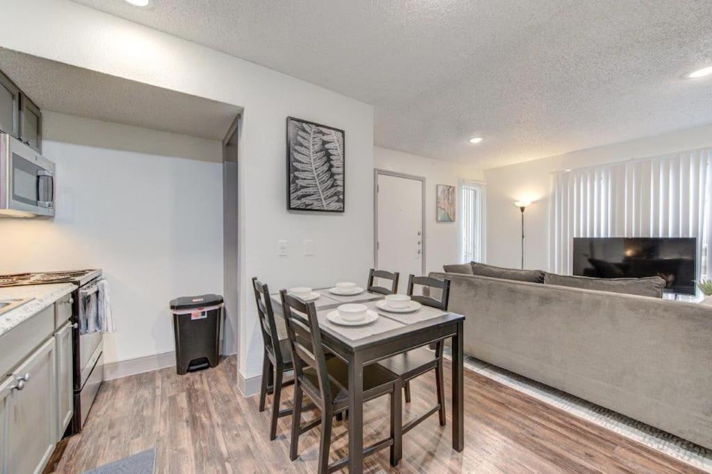 Lux Suite /King Bed /Free parking/Pool/First floor view 4