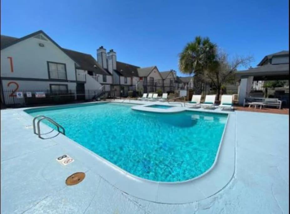 Lux Suite /King Bed /Free parking/Pool/First floor view 5