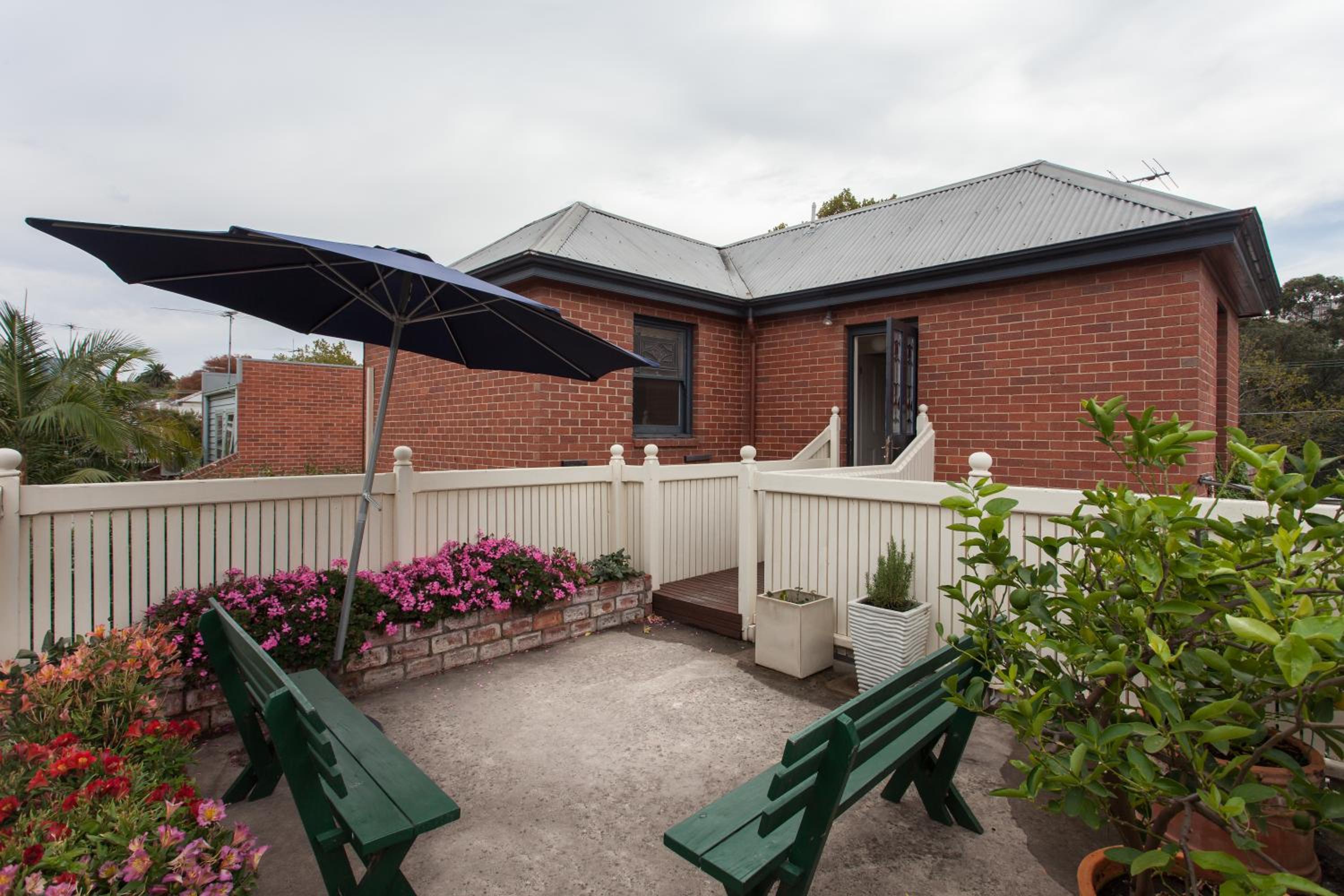 94 Highett - 5 bedroom, 3 car parks - Luxury House