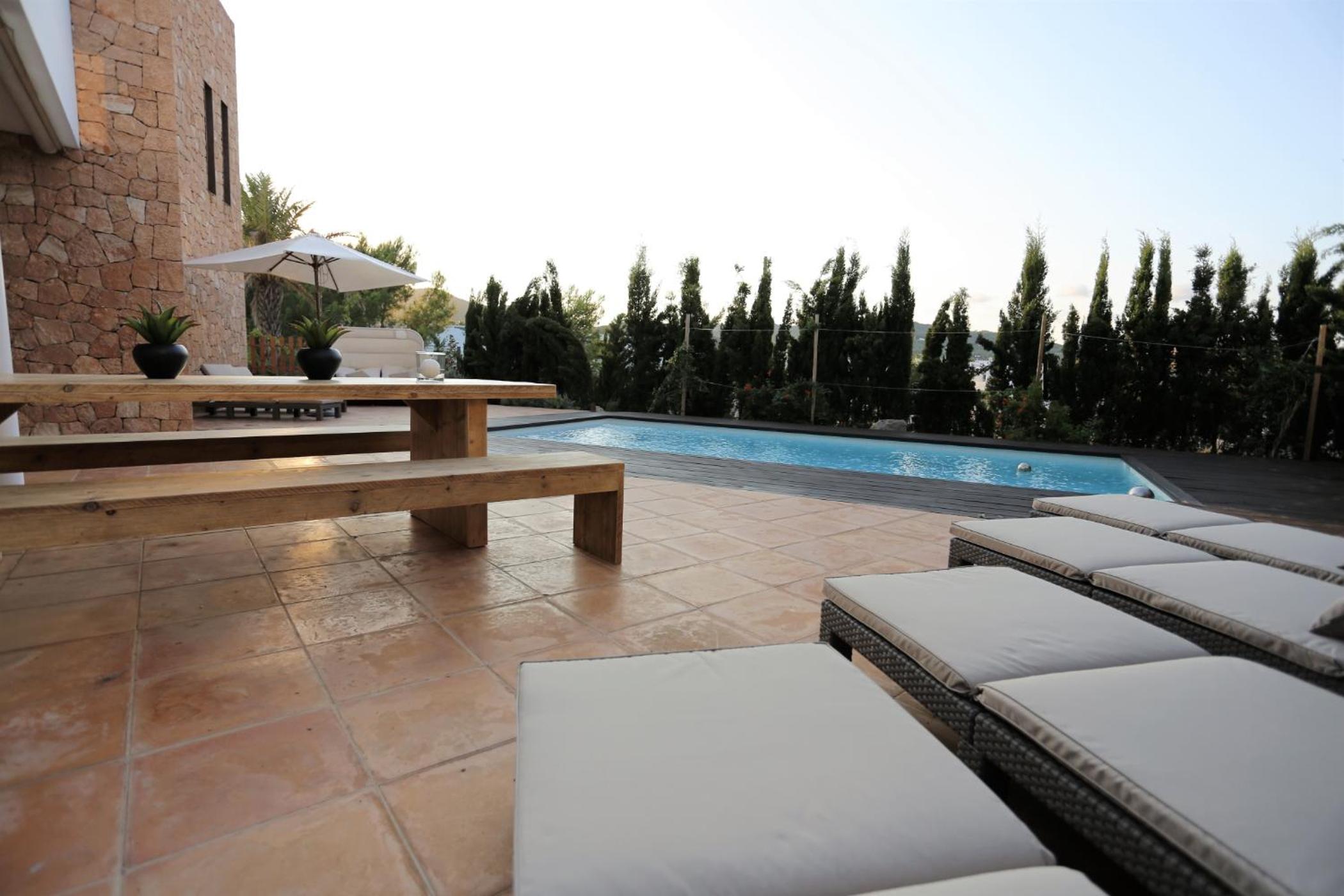 Modern Villa Montecristo