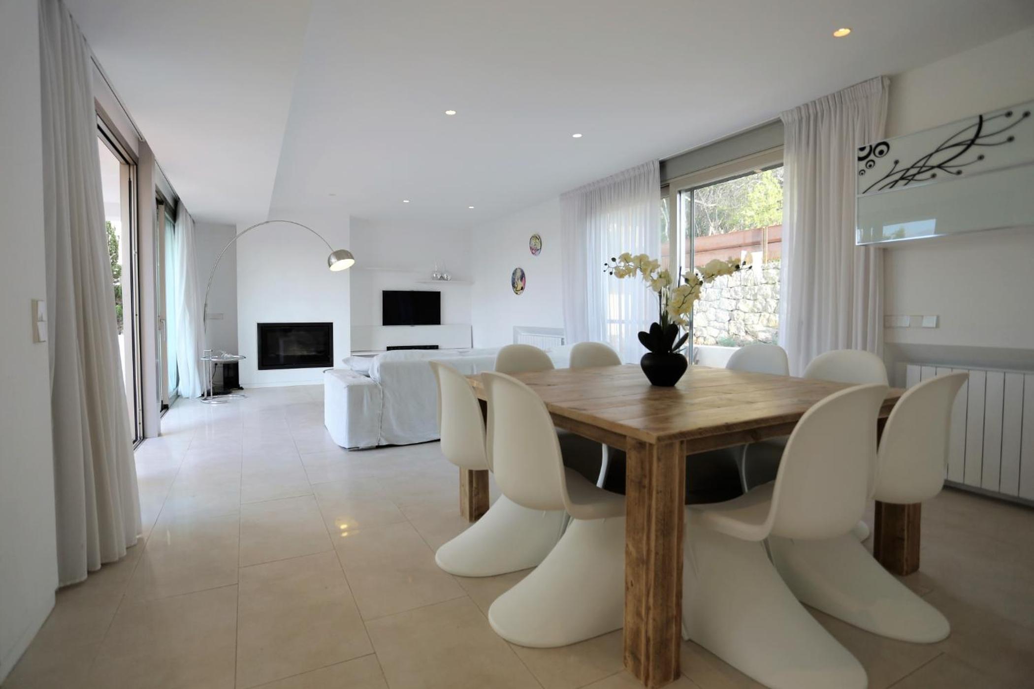 Modern Villa Montecristo