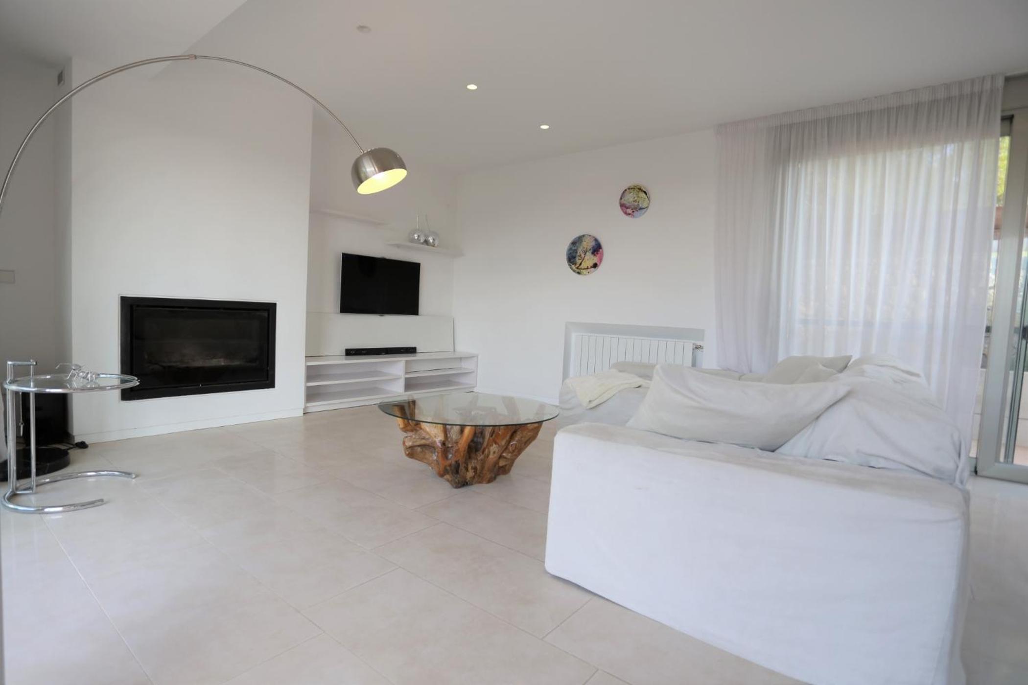 Modern Villa Montecristo