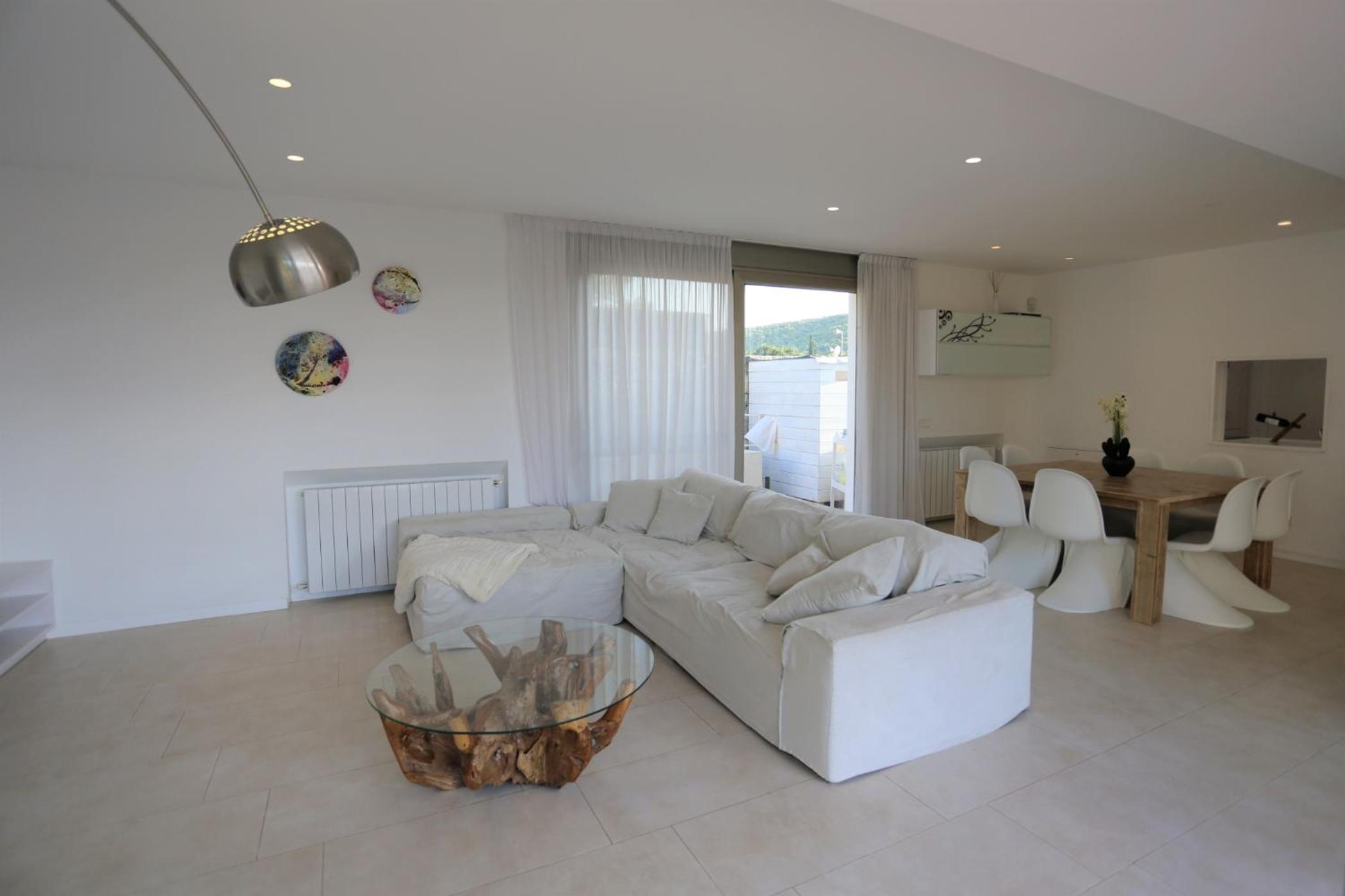 Modern Villa Montecristo