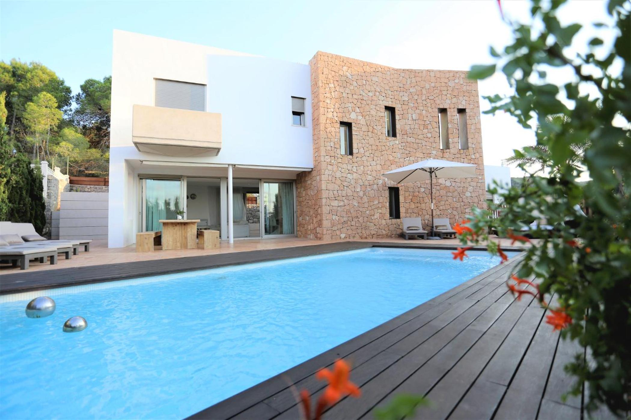 Modern Villa Montecristo