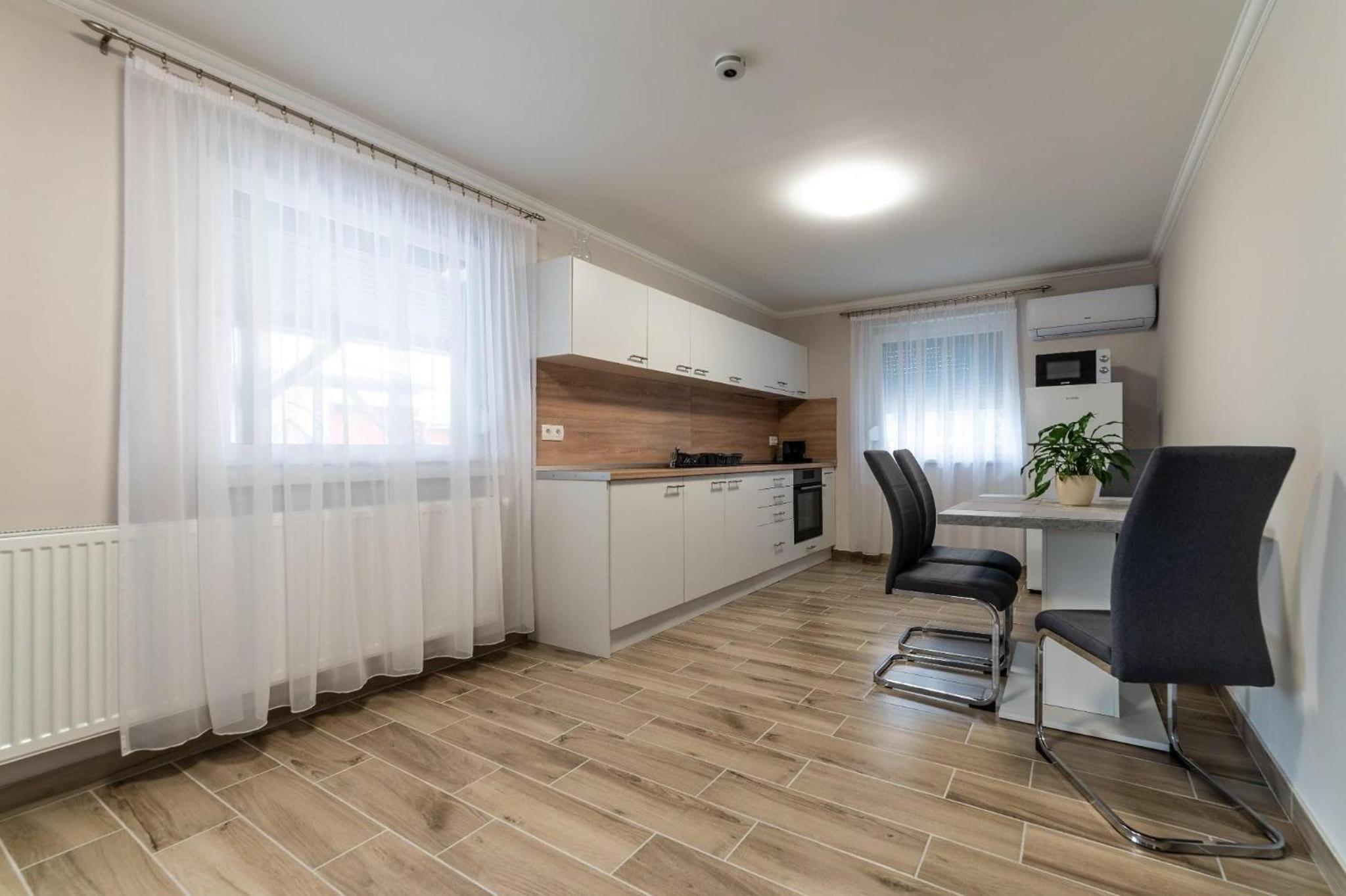 Napsugár & Virág Apartman view 5