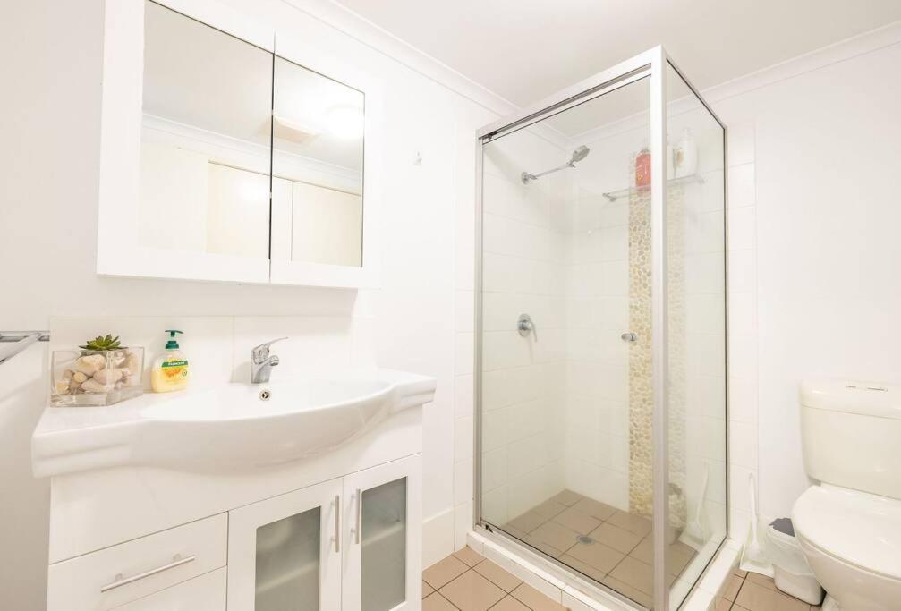 Seasalt Airlie Best location 1bed apt Private SPA Unit 4 - located within 