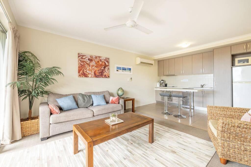 Seasalt Airlie Best location 1bed apt Private SPA Unit 4 - located within 