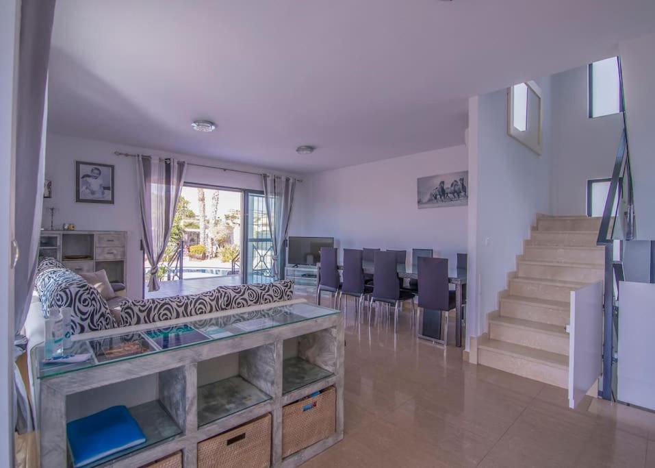 Villa moderna con piscina