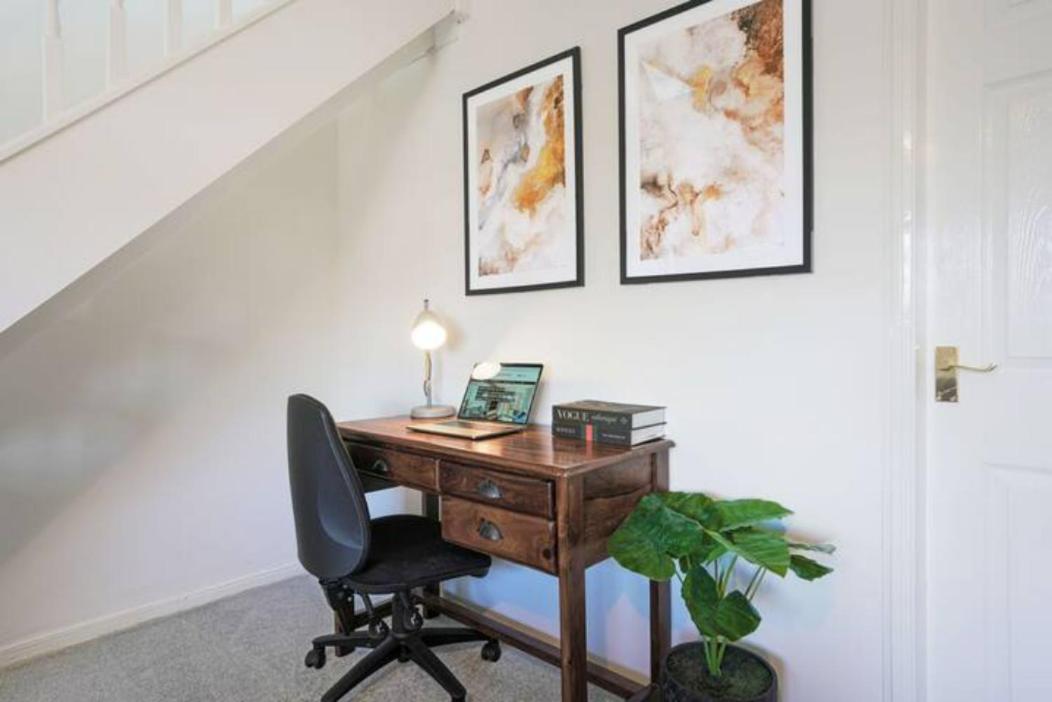 Blandford House with Free Parking, Fast Wifi, Smart TV with Netflix and Private Garden by Yoko Property view 5