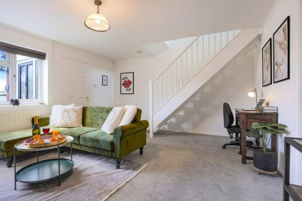 Blandford House with Free Parking, Fast Wifi, Smart TV with Netflix and Private Garden by Yoko Property view 3
