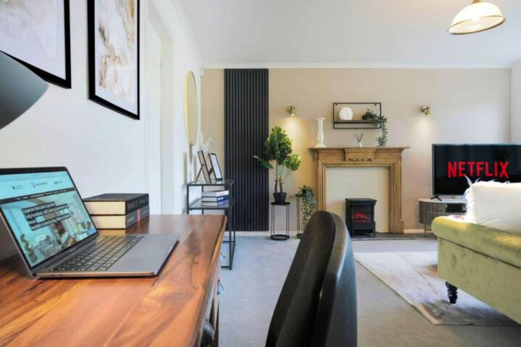 Blandford House with Free Parking, Fast Wifi, Smart TV with Netflix and Private Garden by Yoko Property view 2