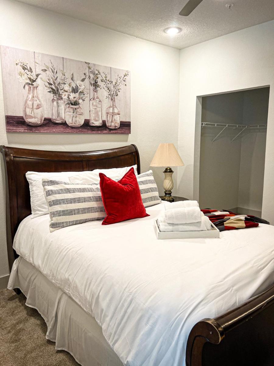Upscale Condo Full Kitchen Balcony Rooftop Pool view 5