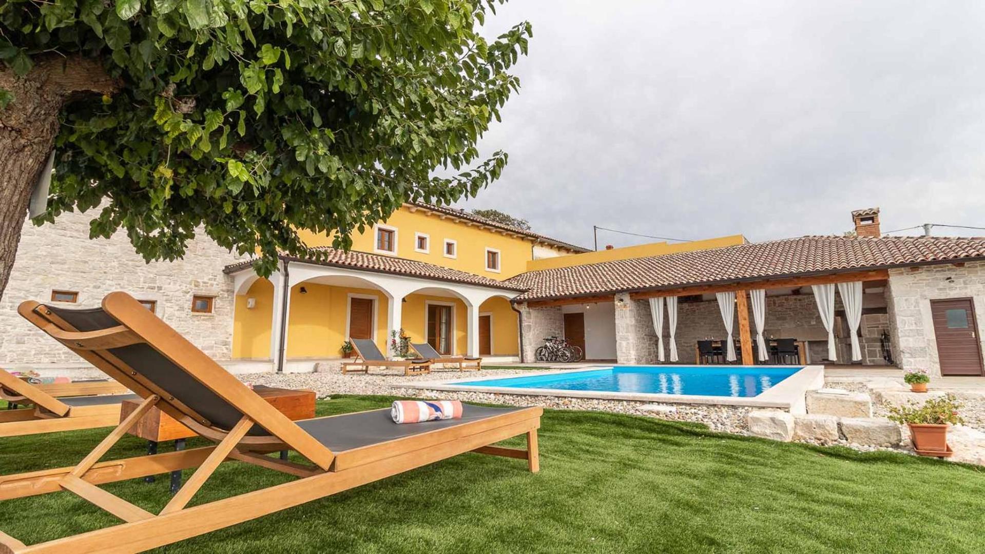 Rustical countryside villa with swimming pool in Sveti Lovreč view 2