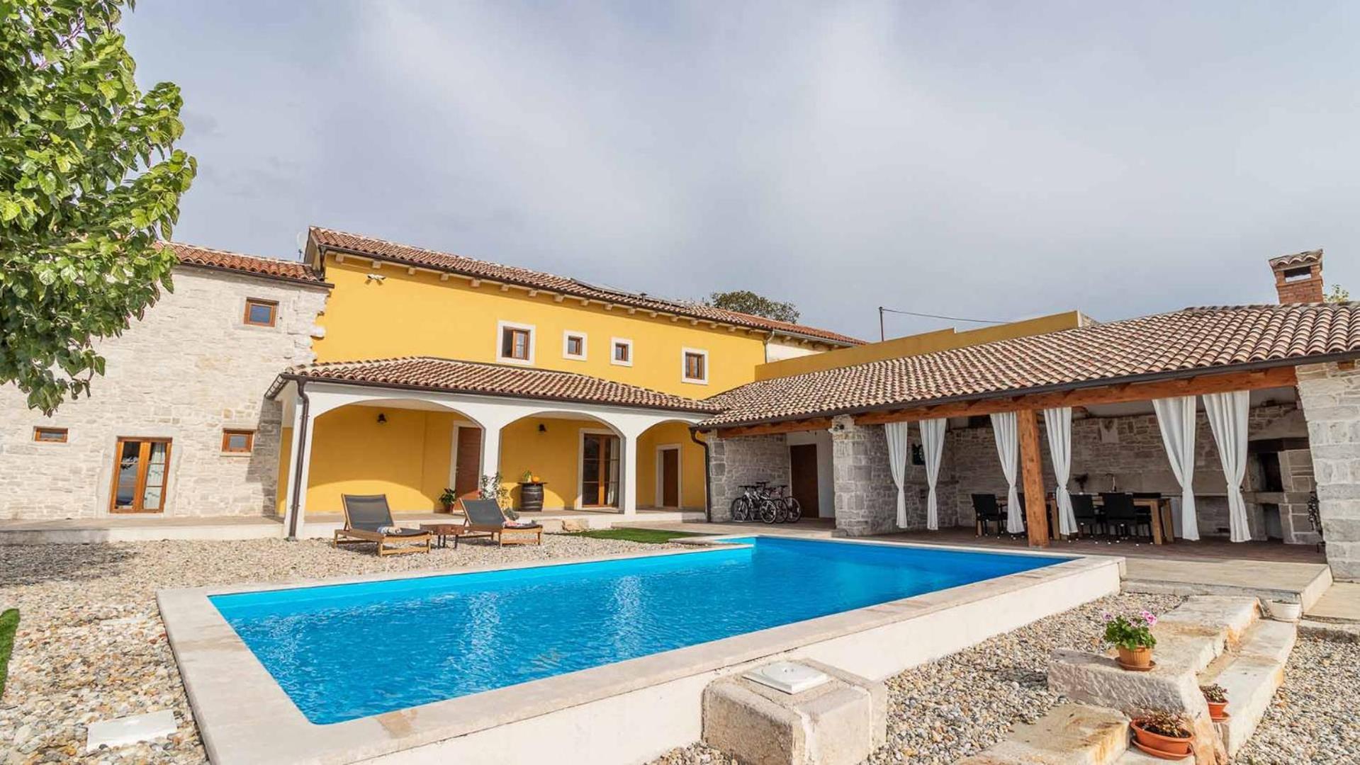 Rustical countryside villa with swimming pool in Sveti Lovreč view 4