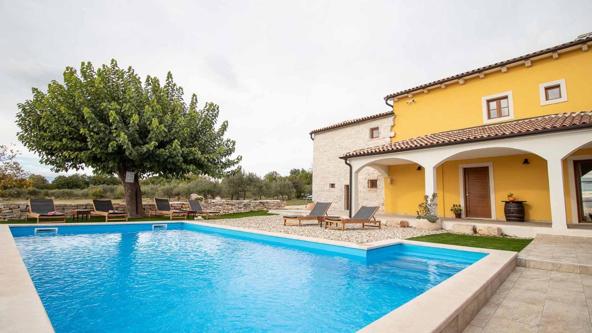 Rustical countryside villa with swimming pool in Sveti Lovreč view 3