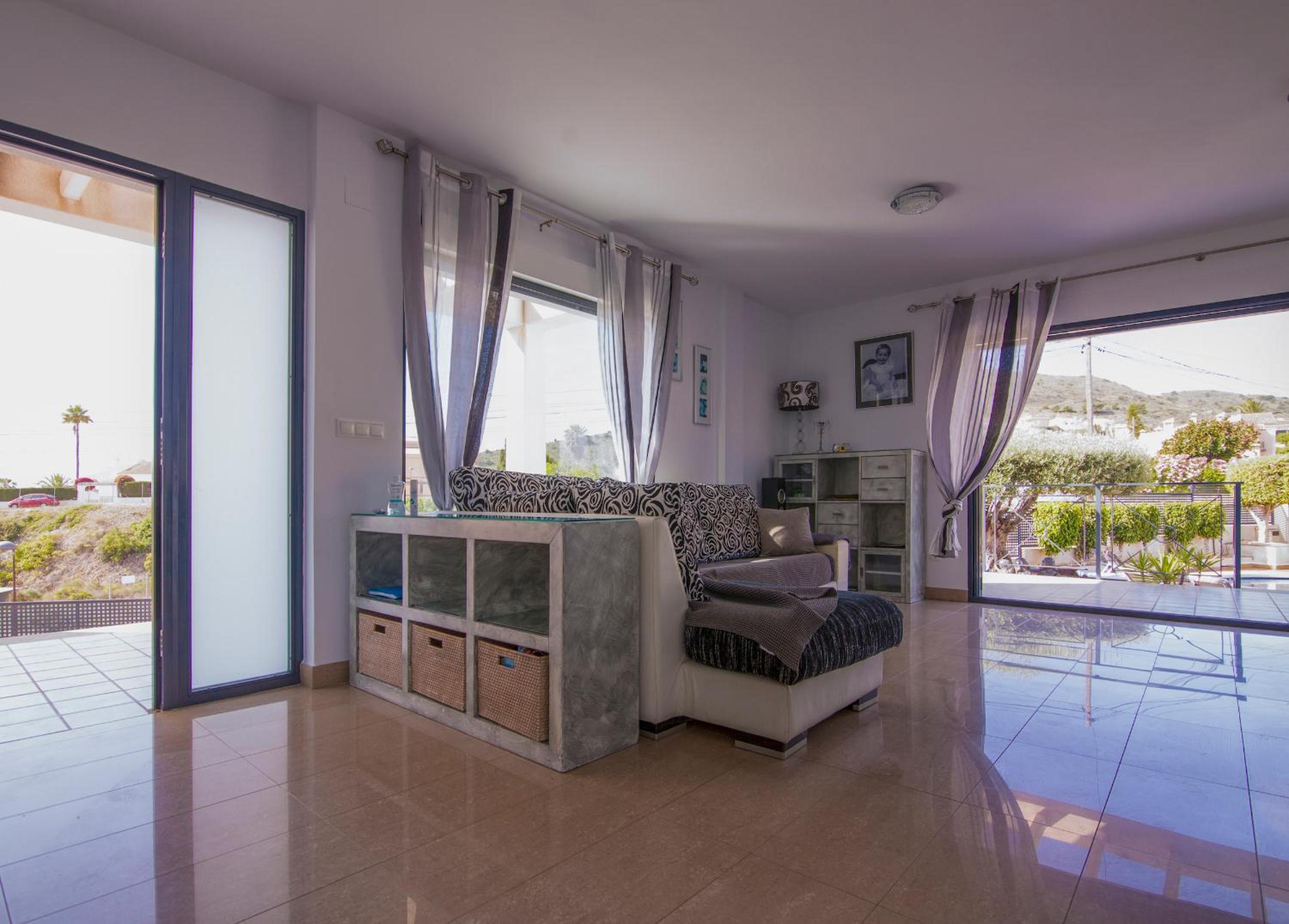 Villa moderna con piscina