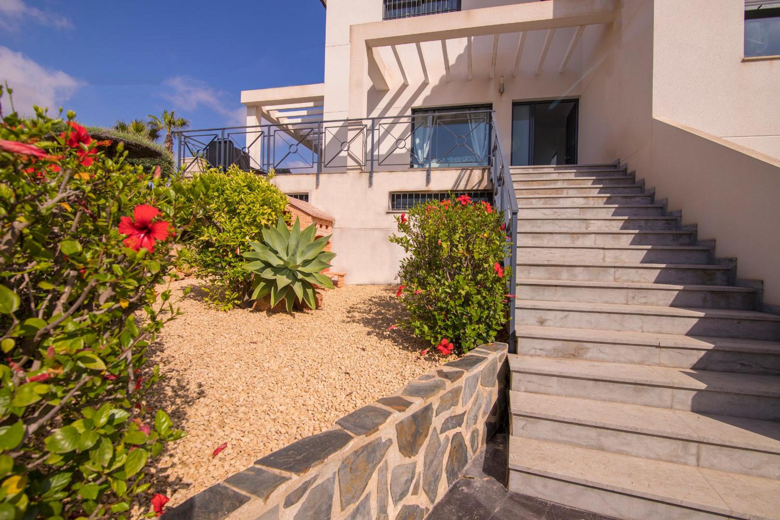 Villa moderna con piscina