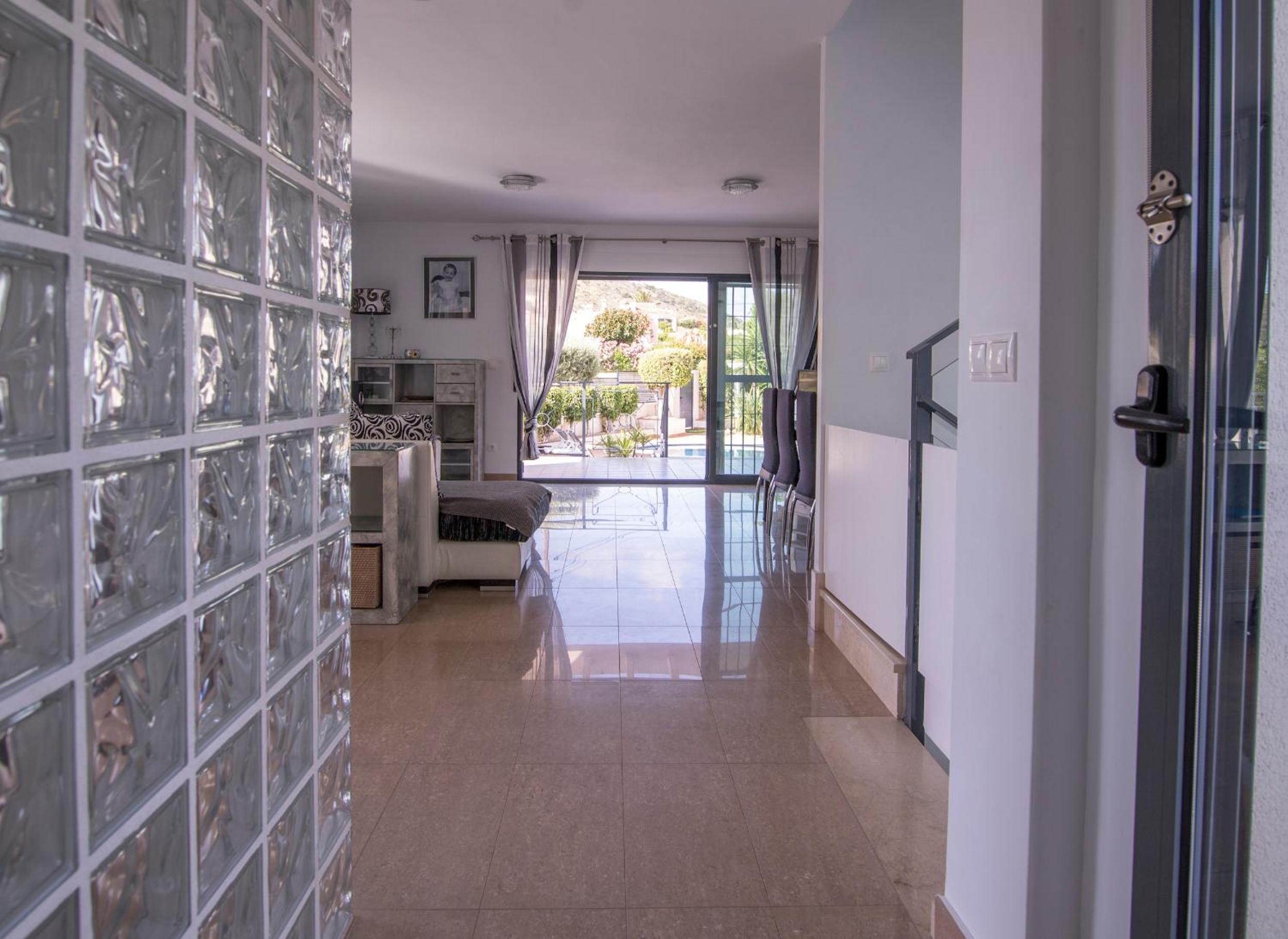 Villa moderna con piscina