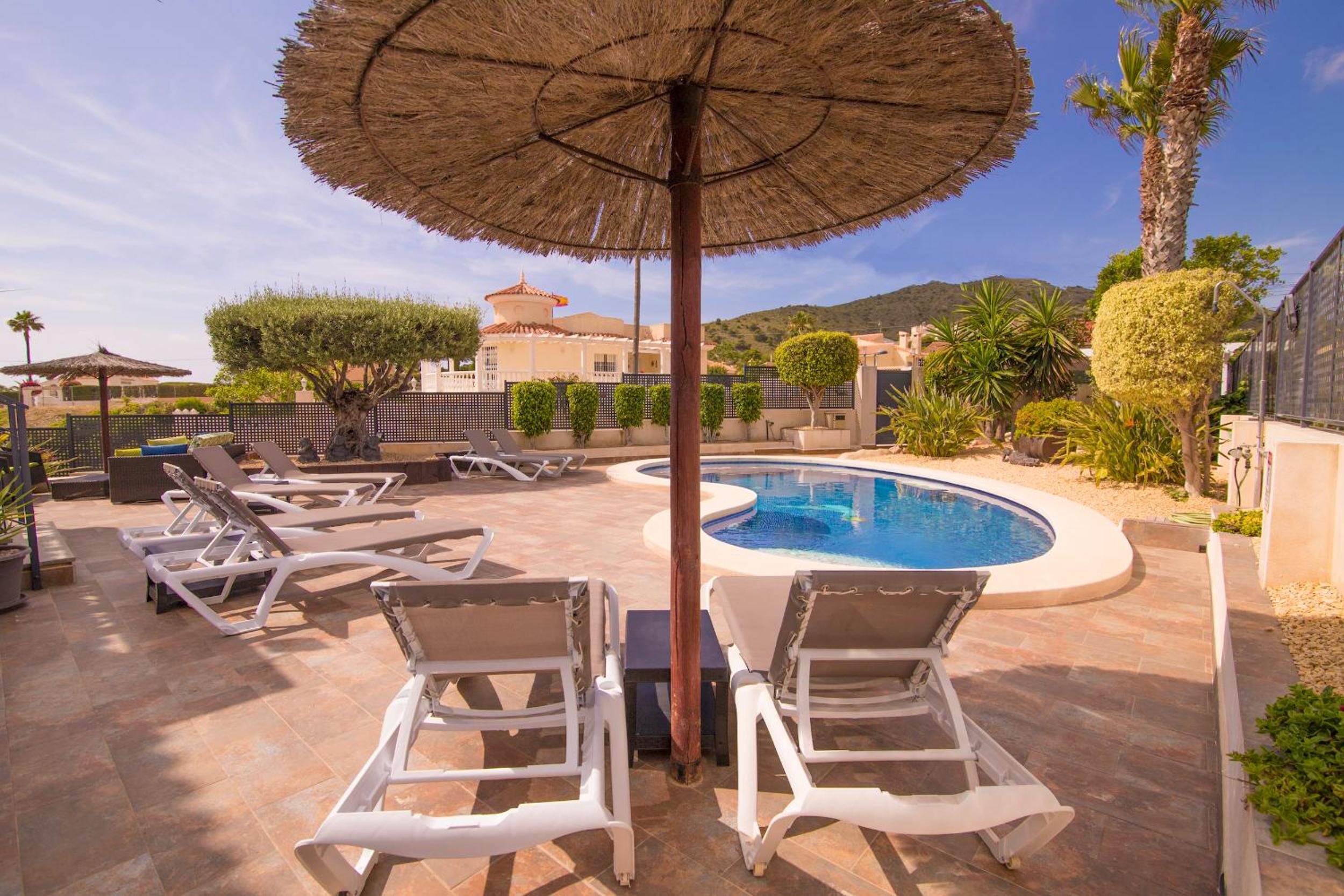 Villa moderna con piscina