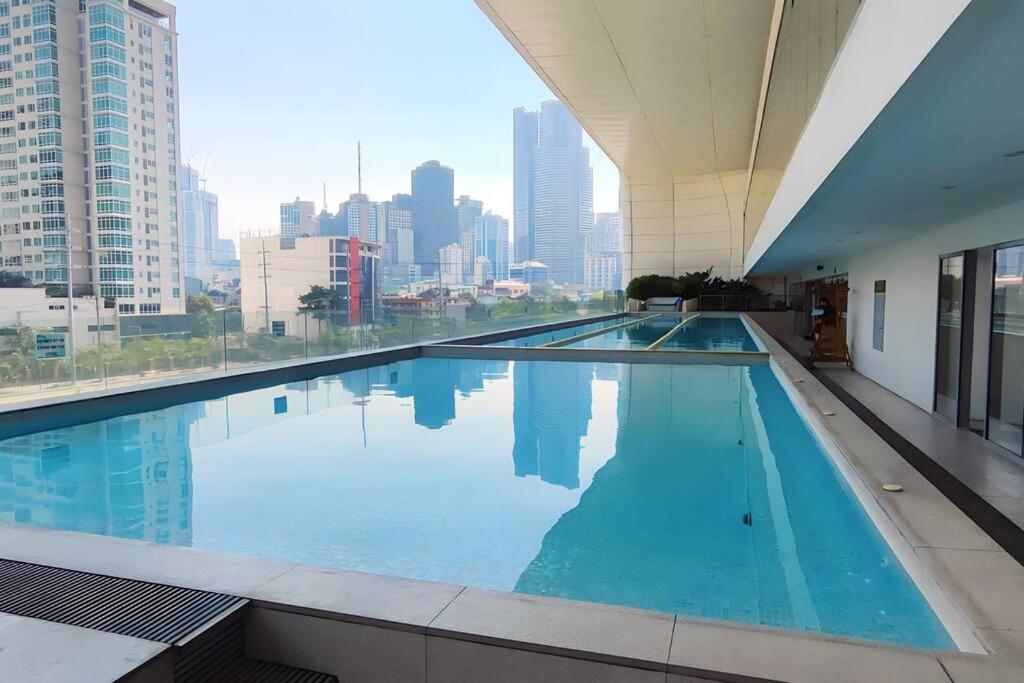 Aveline Suites Cozy Skyline View ACQUA Private Residences near Rockwell Makati view 4