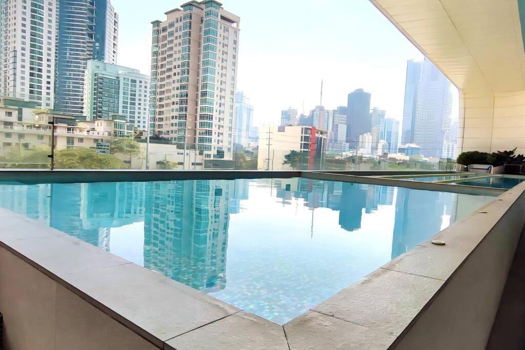 Aveline Suites Cozy Skyline View ACQUA Private Residences near Rockwell Makati view 5