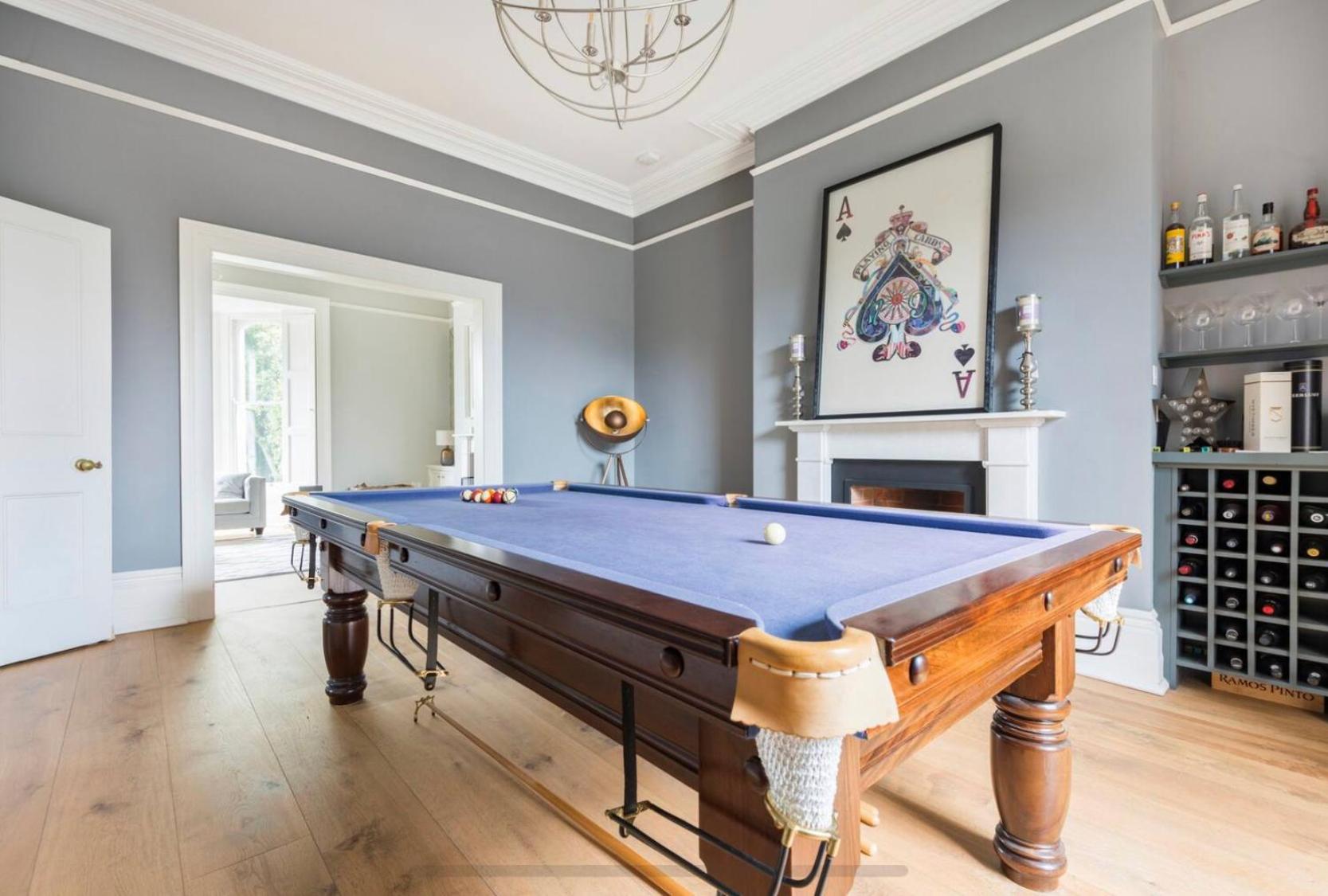 Townhouse - free parking, garden & games room view 2