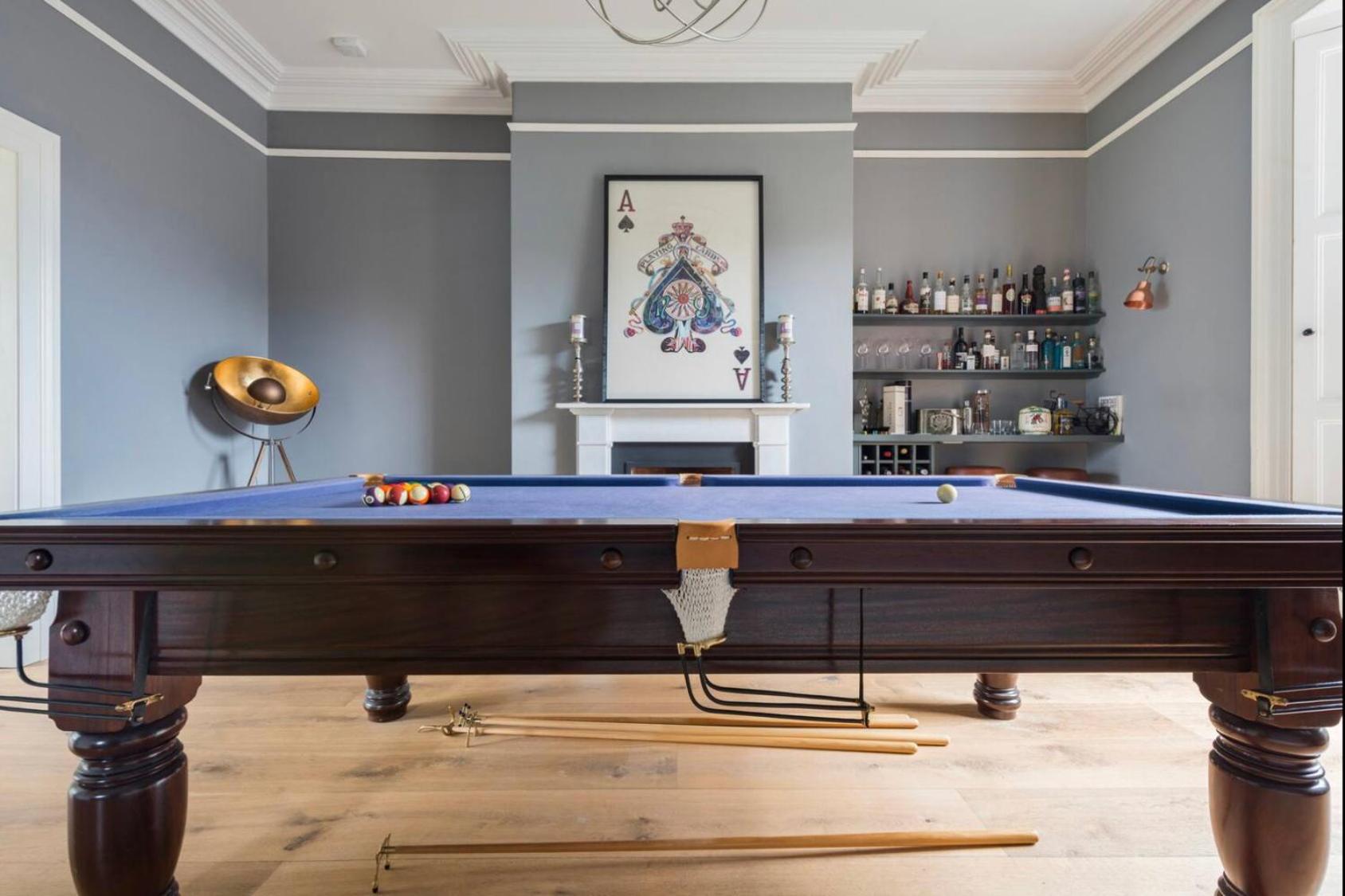 Townhouse - free parking, garden & games room view 3