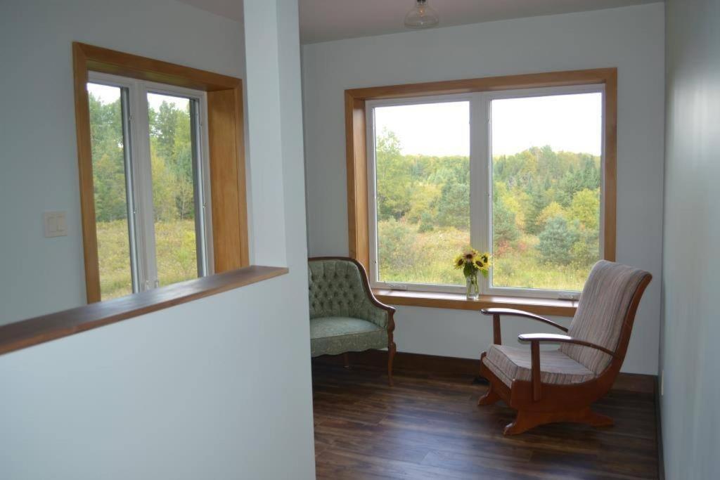 Country Cottage on 80 Acre Farm