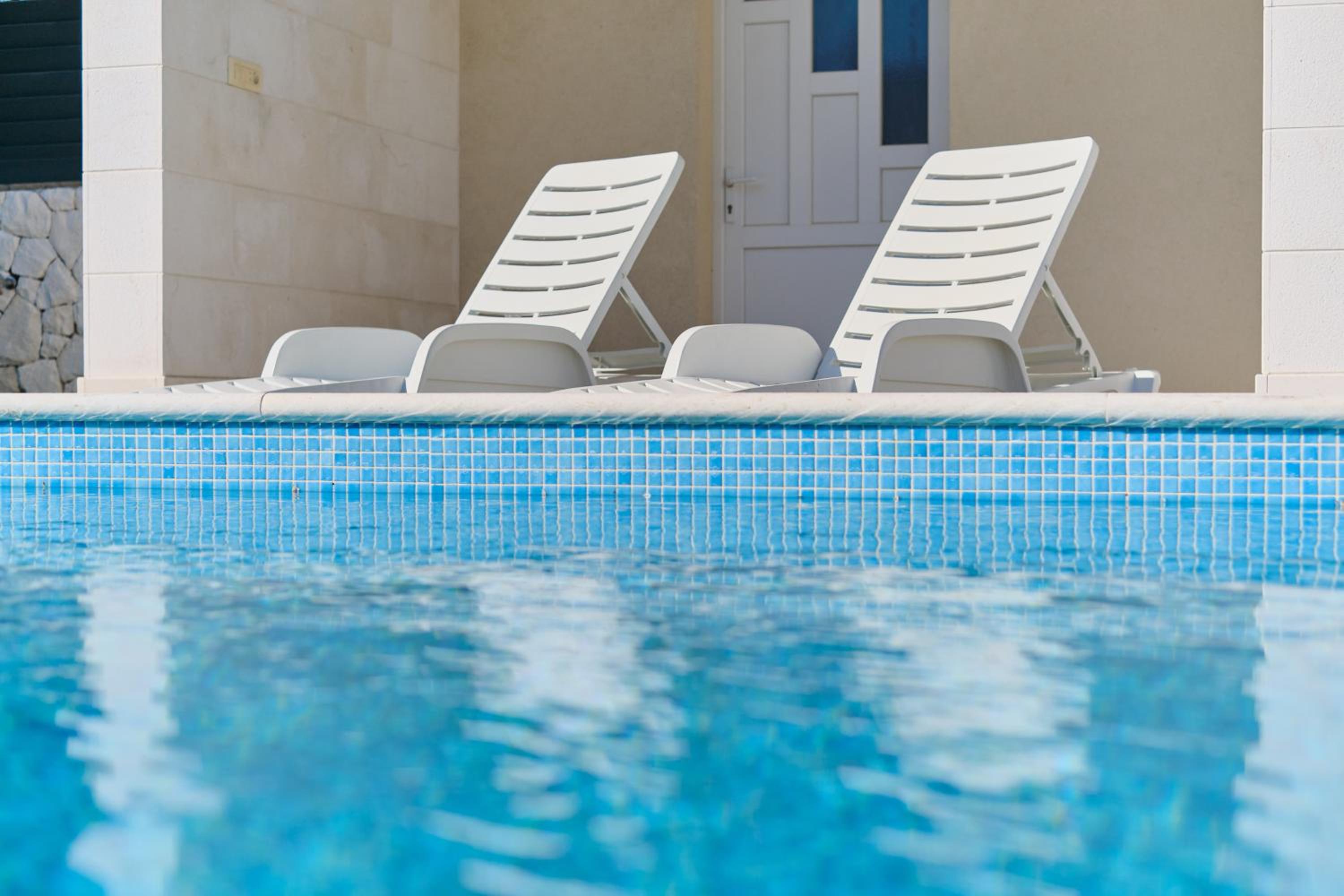 M&M Holiday House with a Pool view 3