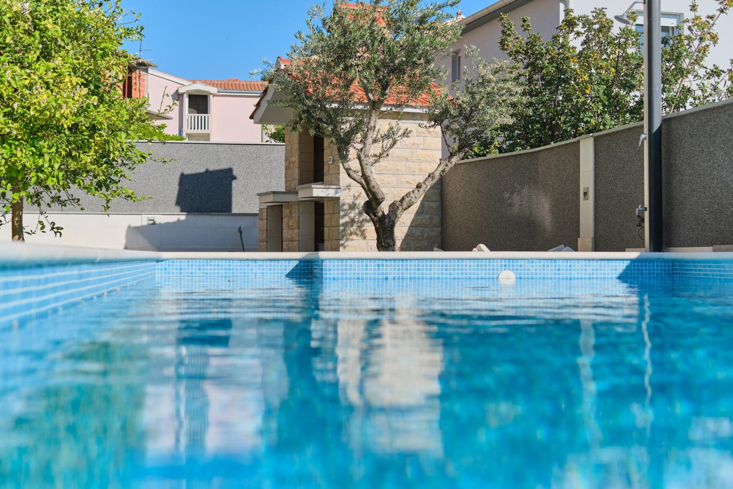 M&M Holiday House with a Pool view 2