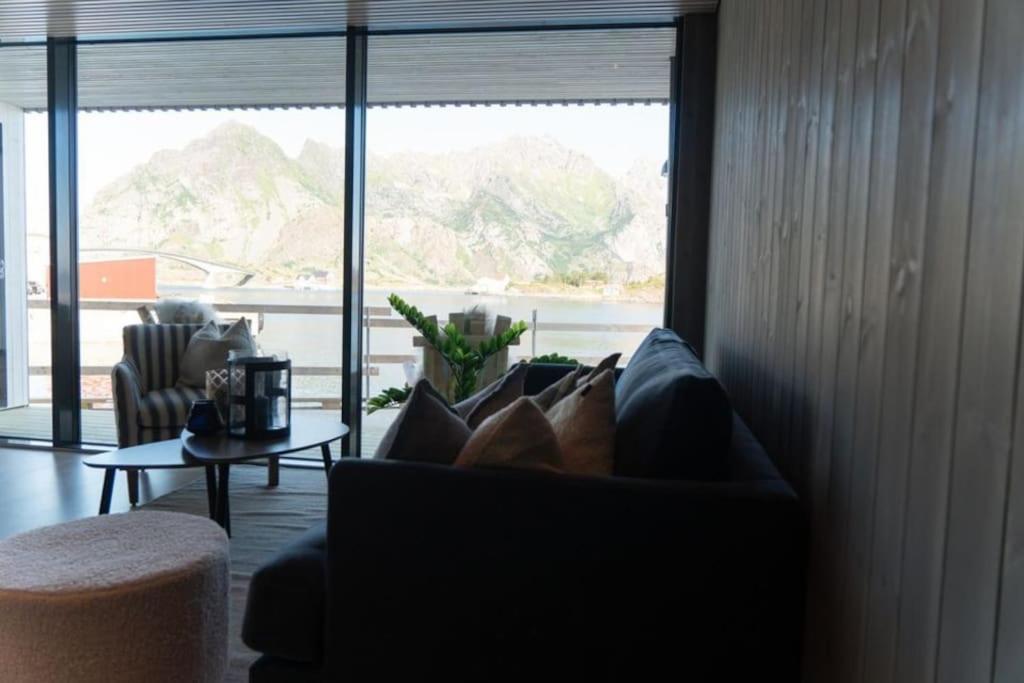 Seafront apartment Henningsvær
