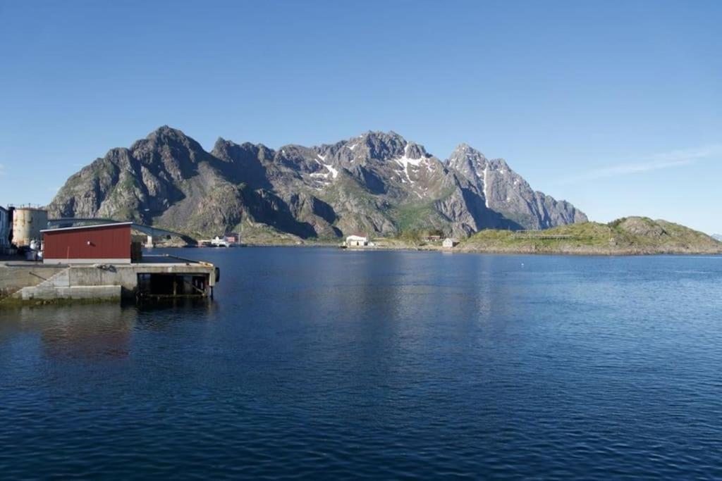 Seafront apartment Henningsvær