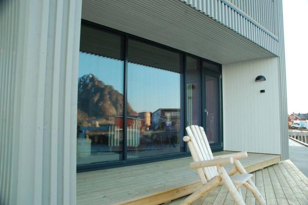 Seafront apartment Henningsvær
