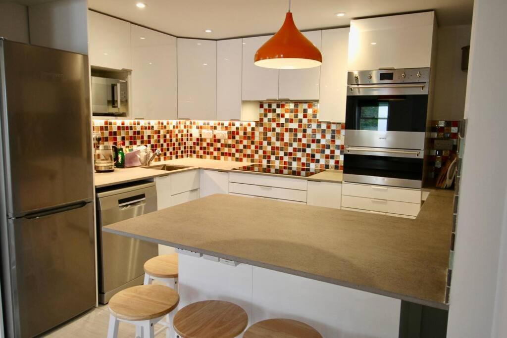 Vernon Place town centre, Vernon Cottage 3-bed with parking, 1A Vernon Court 2-bed with parking, 1B studio no parking, off the High Street next to Sandford view 5