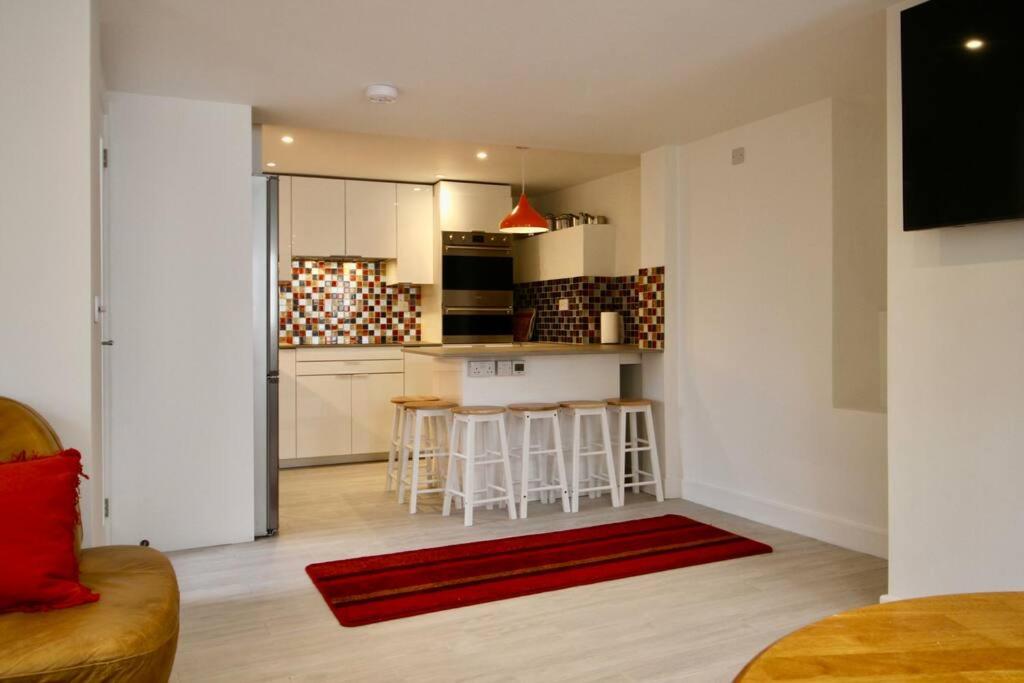 Vernon Place town centre, Vernon Cottage 3-bed with parking, 1A Vernon Court 2-bed with parking, 1B studio no parking, off the High Street next to Sandford view 3