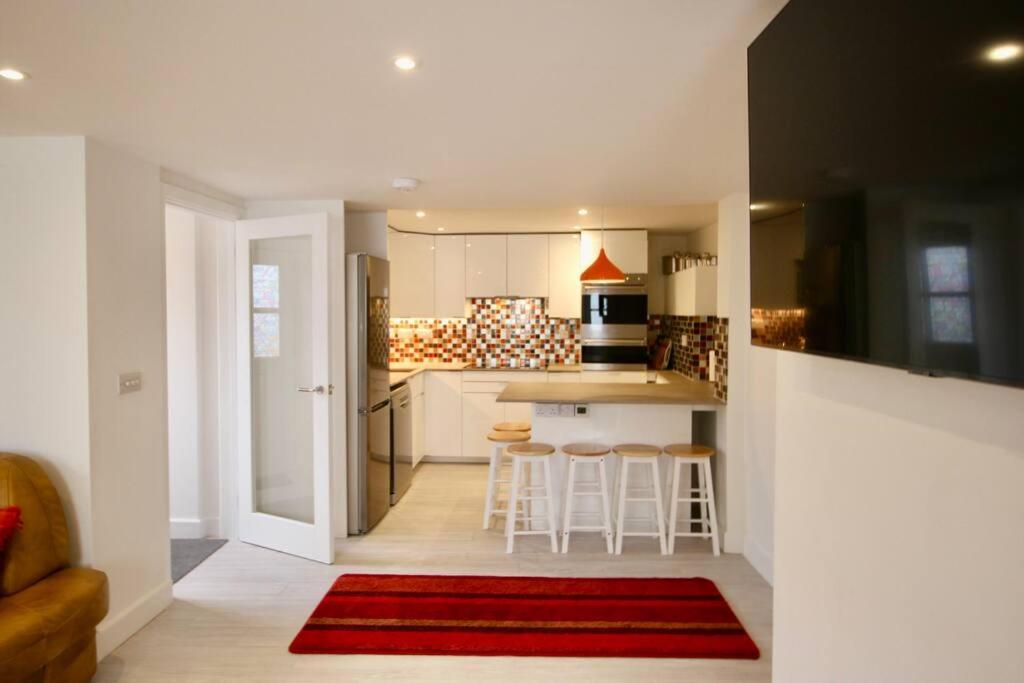 Vernon Place town centre, Vernon Cottage 3-bed with parking, 1A Vernon Court 2-bed with parking, 1B studio no parking, off the High Street next to Sandford view 4