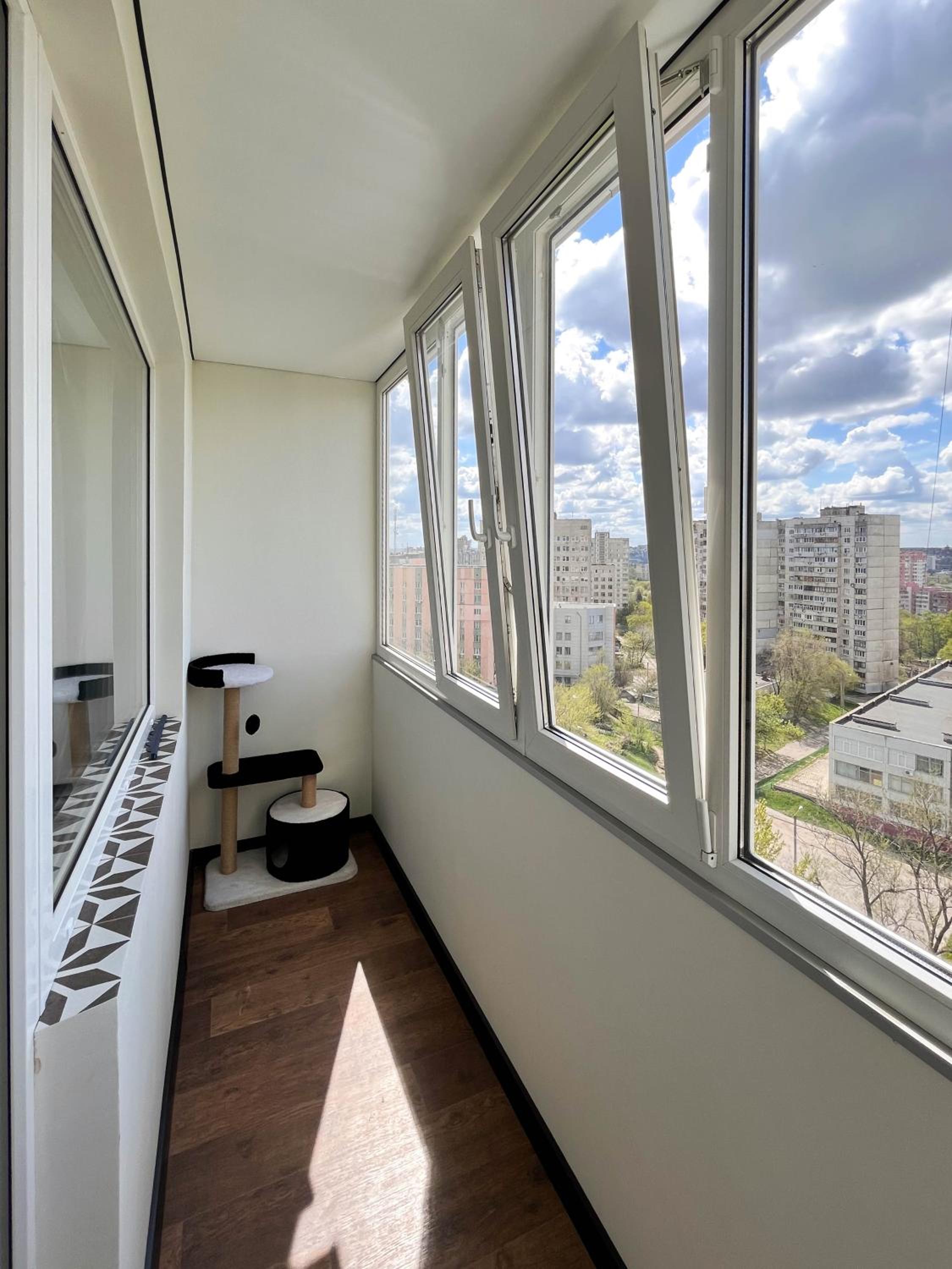 Sweet Home at Nauky metro